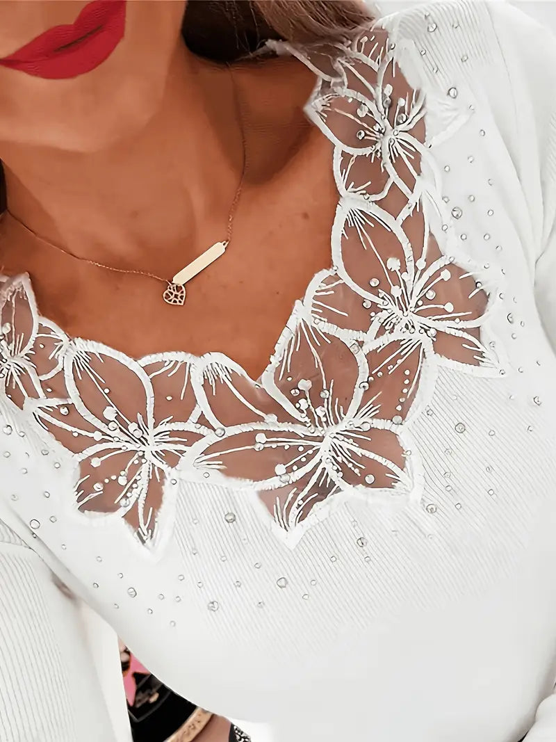 Elena™ – Chandail élégant avec col en V et inserts en dentelle